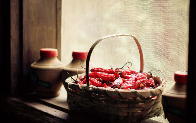 Обои картинки фото еда, перец, окно, корзинка, стручки