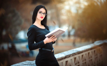 Картинка девушки -+брюнетки +шатенки брюнетка очки платье пояс книга