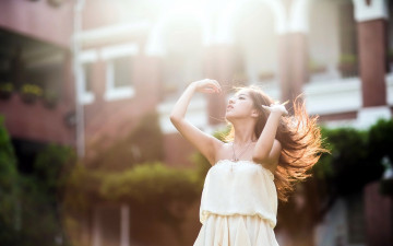 Картинка девушки -+азиатки шатенка платье здания