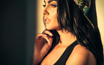 Картинка девушки -+лица +портреты брюнетка лицо кепка майка