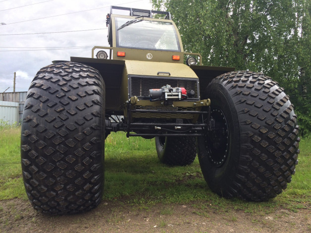 Обои картинки фото техника, вездеходы, на, шинах, низкого, давления, вид, спeрeди