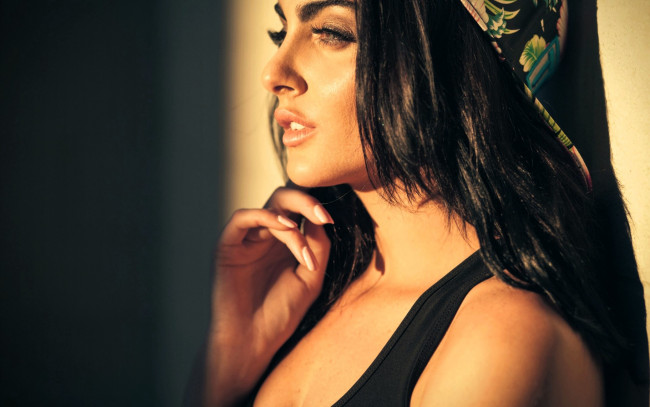 Обои картинки фото девушки, - лица,  портреты, брюнетка, лицо, кепка, майка