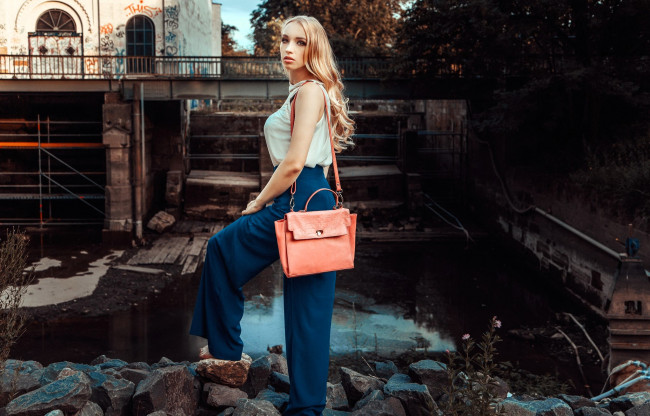 Обои картинки фото lara waltmode, девушки, - блондинки,  светловолосые, блондинка, блузка, брюки, сумка, развалины