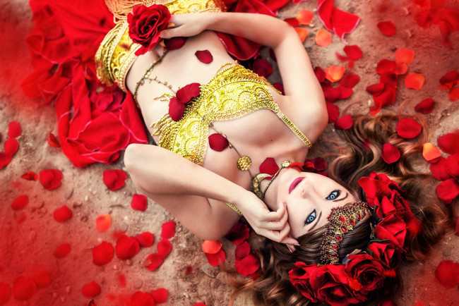 Обои картинки фото девушки, - брюнетки,  шатенки, брюнетка, лепестки