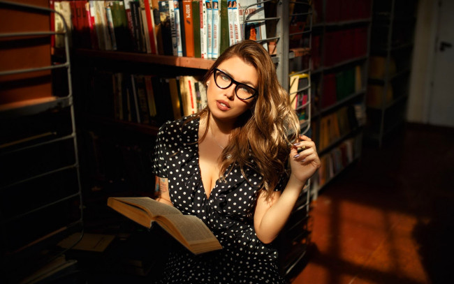 Обои картинки фото девушки, - брюнетки,  шатенки, русая, очки, платье, книги, библиотека