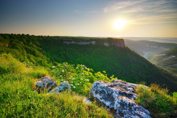 Картинка природа восходы закаты утро пейзаж солнце рассвет трава горы зелень камни