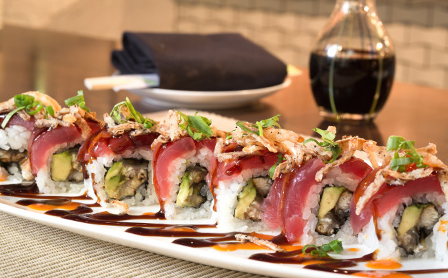 Обои картинки фото еда, рыба, морепродукты, суши, роллы, соус