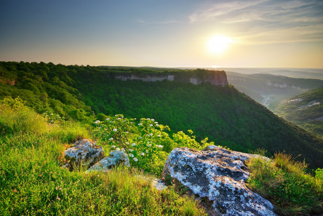 Обои картинки фото природа, восходы, закаты, утро, пейзаж, солнце, рассвет, трава, горы, зелень, камни