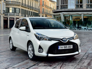 Картинка автомобили toyota yaris светлый 2014 hybrid