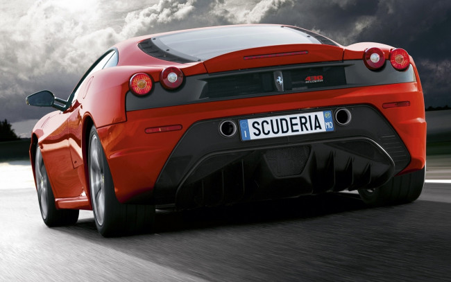 Обои картинки фото автомобили, ferrari, шоссе, дорога, scuderia, феррари, скорость, красная, тучи, трасса