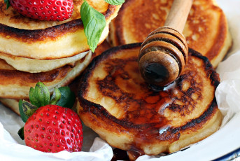 Картинка еда блины +оладьи мед оладьи клубника мята