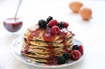 Картинка еда блины +оладьи ежевика оладьи малина десерт