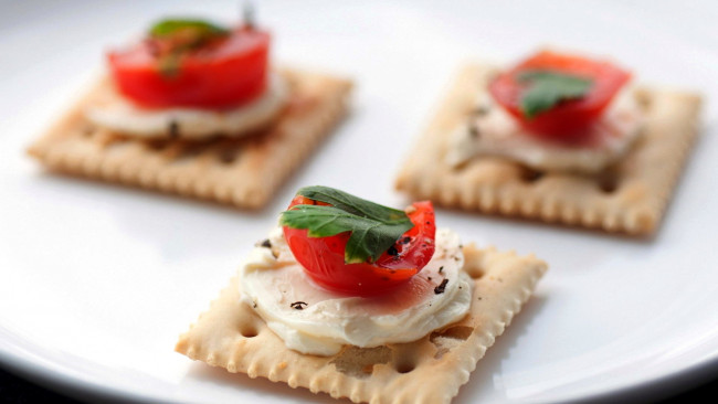 Обои картинки фото еда, бутерброды,  гамбургеры,  канапе, крекер, сыр, помидор, томаты