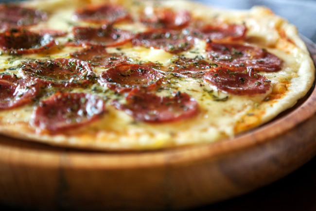 Обои картинки фото еда, пицца, салями, сыр