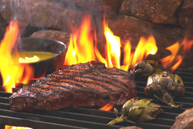 Обои картинки фото еда, шашлык,  барбекю, решетка, огонь, мясо, барбекю, пламя, артишок