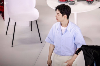 Картинка мужчины xiao+zhan актер кресло стол презентация