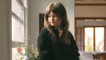 Картинка ciara+bravo девушки ciara bravo шатенка свитер окно