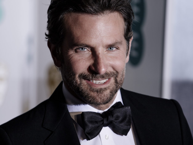 Обои картинки фото мужчины, bradley cooper, актер, лицо, борода, улыбка, бабочка, костюм