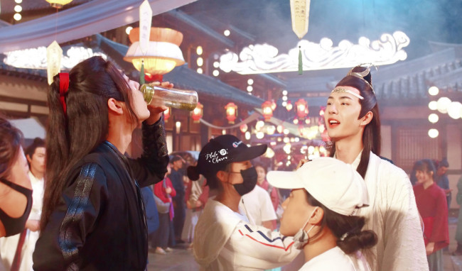 Обои картинки фото разное, знаменитости, ван, ибо, сяо, чжан, съемки, люди, костюмы