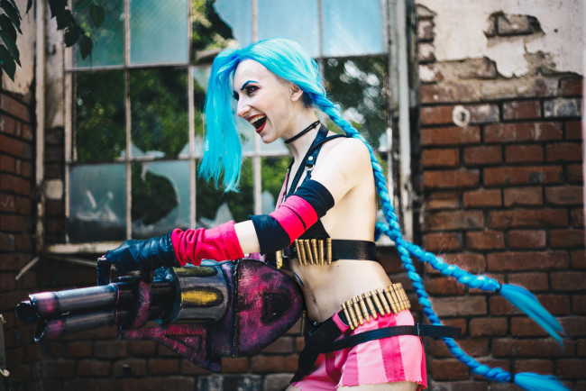 Обои картинки фото девушки, - креатив,  косплей, девушка, фон, униформа, оружие, martush