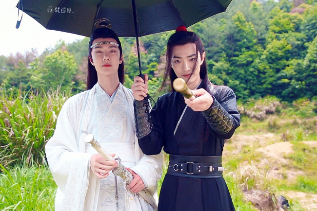 Обои картинки фото разное, знаменитости, ван, ибо, сяо, чжань, костюмы, зонт, флейта