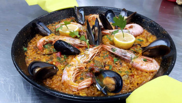 Картинка еда рыбные+блюда +с+морепродуктами креветки мидии рис лимон паэлья