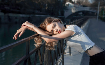 Картинка девушки -+блондинки +светловолосые блондинка футболка перила мост