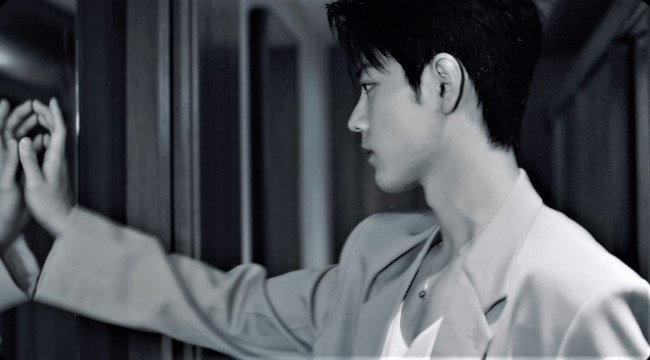 Обои картинки фото мужчины, xiao zhan, актер, пиджак, зеркало