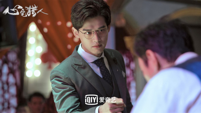 Обои картинки фото кино фильмы, psych-hunter, парень, очки, пиджак, разговор