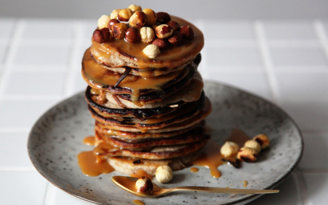 Обои картинки фото еда, блины,  оладьи, орехи, оладьи, крем