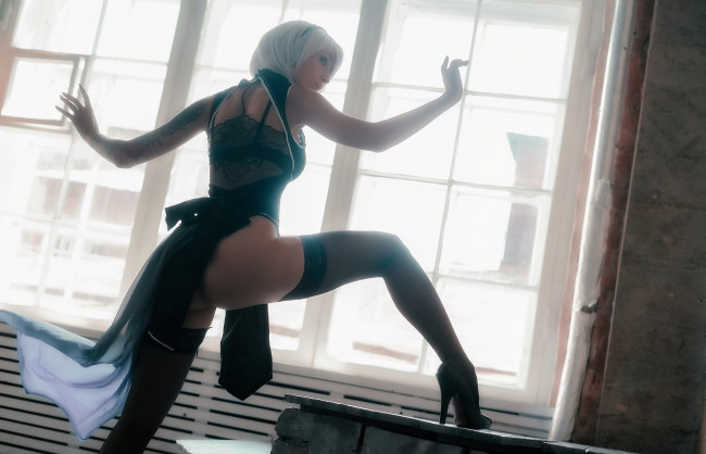 Обои картинки фото девушки, valery himera , lera himera, костюм, образ, окно