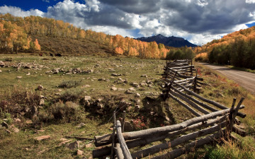 Картинка природа поля поле дорога забор горы