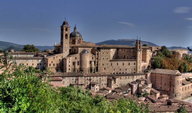 Обои картинки фото урбино, италия, города, панорамы, дома, купол, башни, каменный
