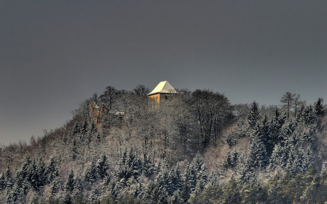 Обои картинки фото природа, горы, небо, деревья, здание, крыша