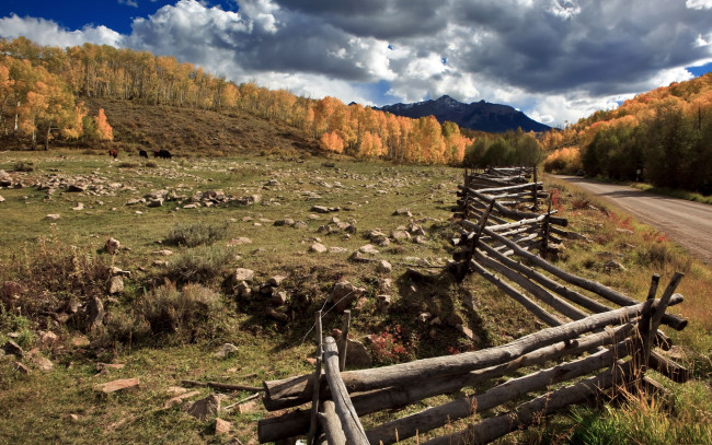 Обои картинки фото природа, поля, поле, дорога, забор, горы