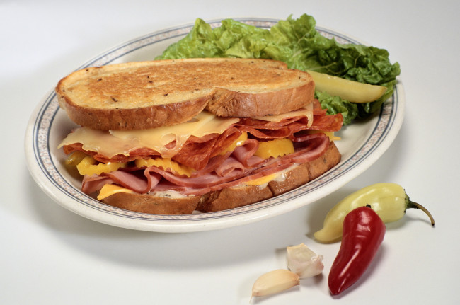 Обои картинки фото еда, бутерброды, гамбургеры, канапе, сыр, ветчина, перец, чеснок, тарелка