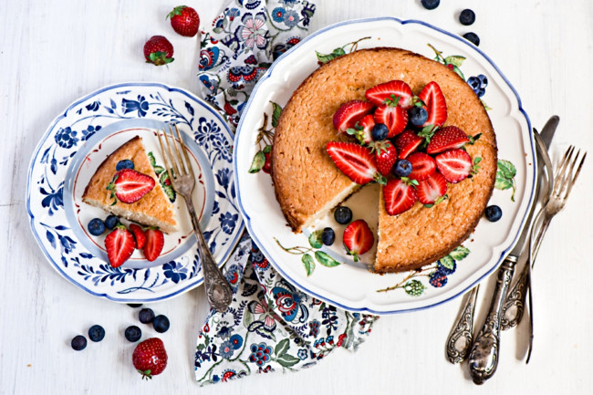 Обои картинки фото еда, пирожные, кексы, печенье, тарелки, пирог, голубика, клубника