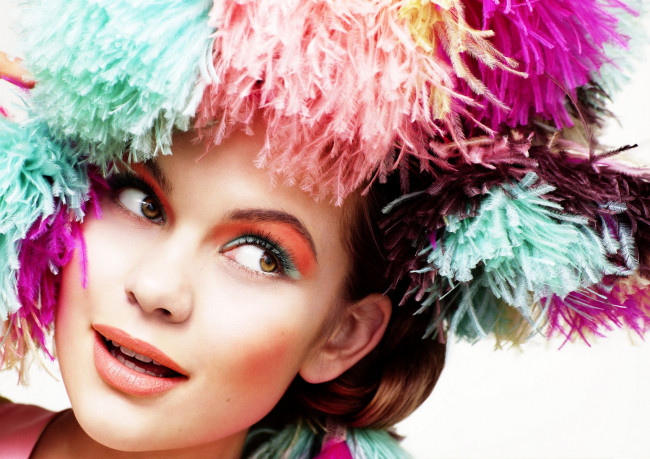 Обои картинки фото -Unsort Лица Портреты, девушки, unsort, лица, портреты, перья, взгляд, игривость