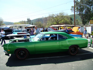 Картинка автомобили выставки уличные фото dodge charger super bee 1971