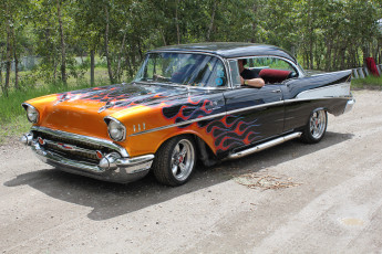 Картинка автомобили выставки уличные фото 1957 chevrolet bel air
