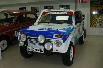 Картинка автомобили выставки уличные фото музей ваза нива