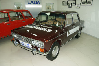 Картинка миллионный автомобиль выпущенный на вазе автомобили выставки уличные фото ваз-2103 музей ваза