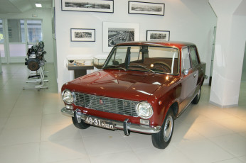 Картинка один из самых первых автомобилей выпущенных на вазе автомобили выставки уличные фото ваз-2101 музей ваза