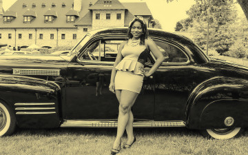 Картинка автомобили авто девушками туфли трава