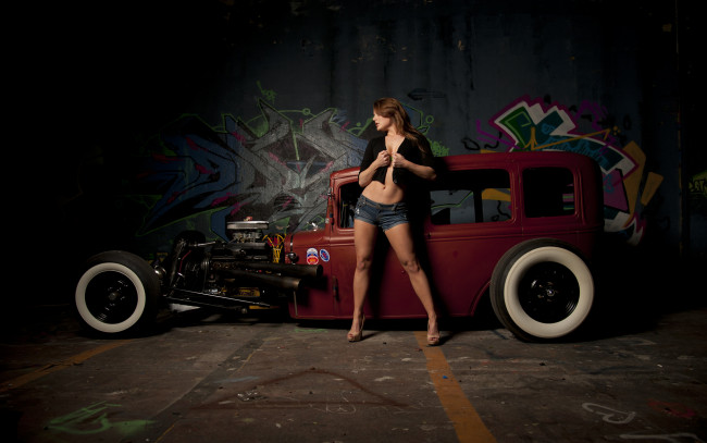 Обои картинки фото автомобили, авто, девушками, шорты