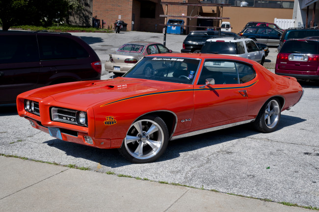 Обои картинки фото автомобили, выставки, уличные, фото, 1969, pontiac, gto, judge