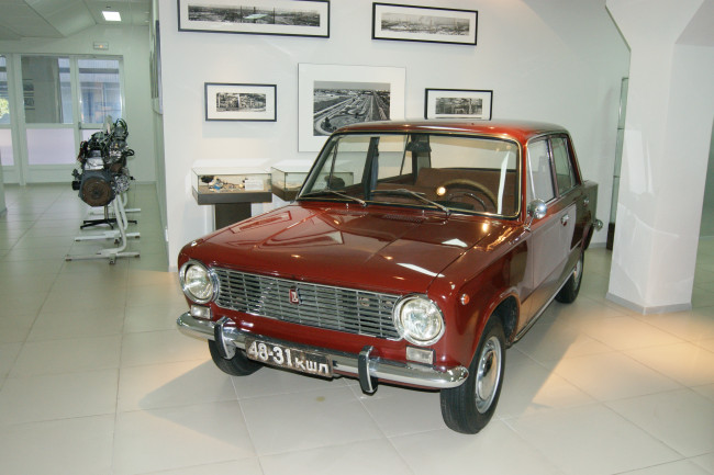 Обои картинки фото один, из, самых, первых, автомобилей, выпущенных, на, вазе, автомобили, выставки, уличные, фото, ваз-2101, музей, ваза