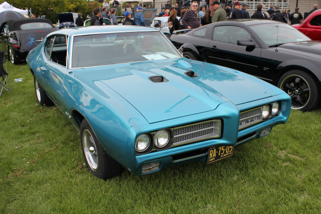 Обои картинки фото автомобили, выставки, уличные, фото, 1969, pontiac, gto