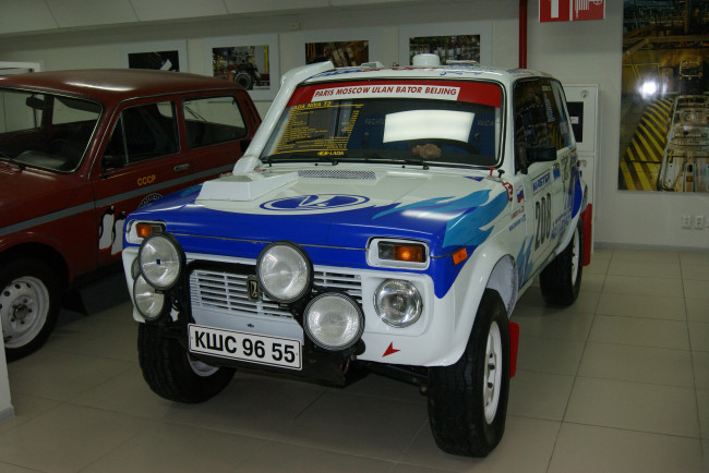 Обои картинки фото автомобили, выставки, уличные, фото, музей, ваза, нива