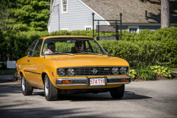 Картинка opel+manta+coupe автомобили opel автошоу автопробег выставка